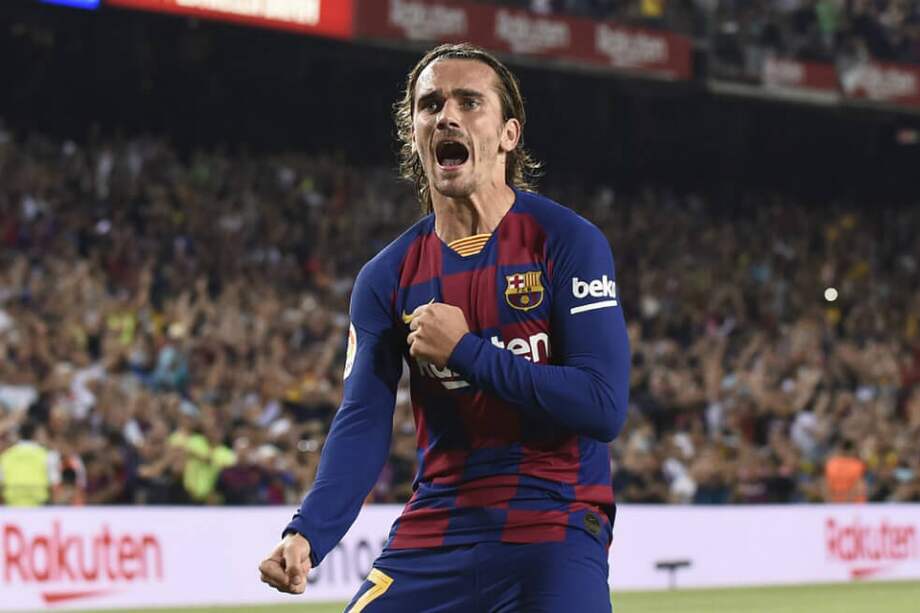 Griezmann celebra uno de los goles que anotó este domingo en el Camp Nou. / AFP