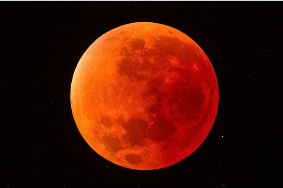La Luna se torna rojiza cuando cruza la sombra de la Tierra durante los eclipses lunares. / Daniel López/IAC