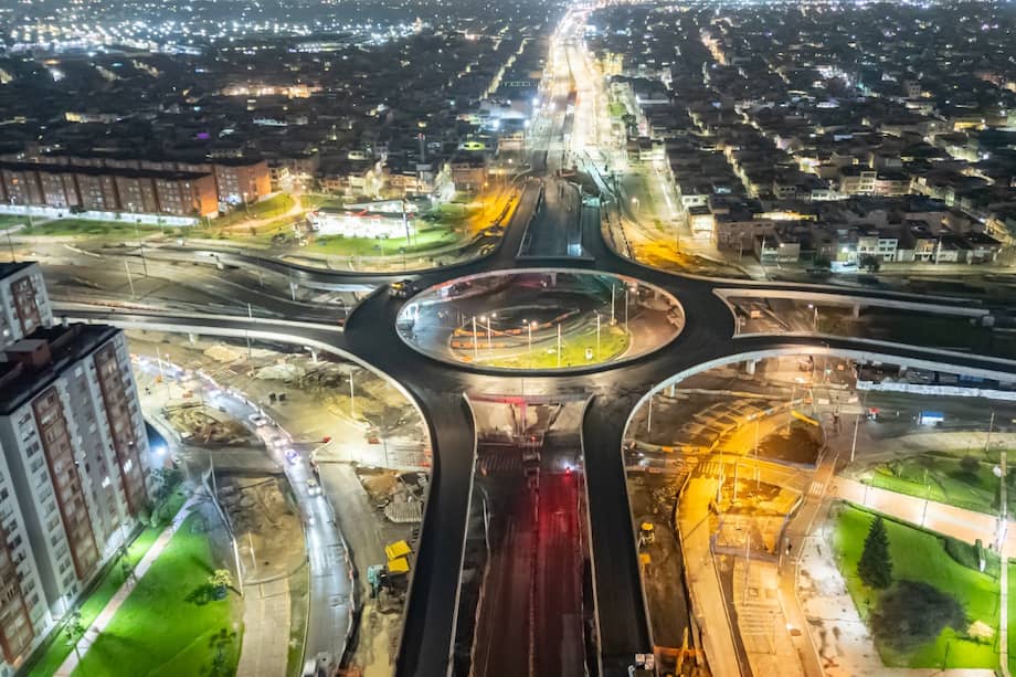 A la par, la glorieta elevada registra un 96% de avance.