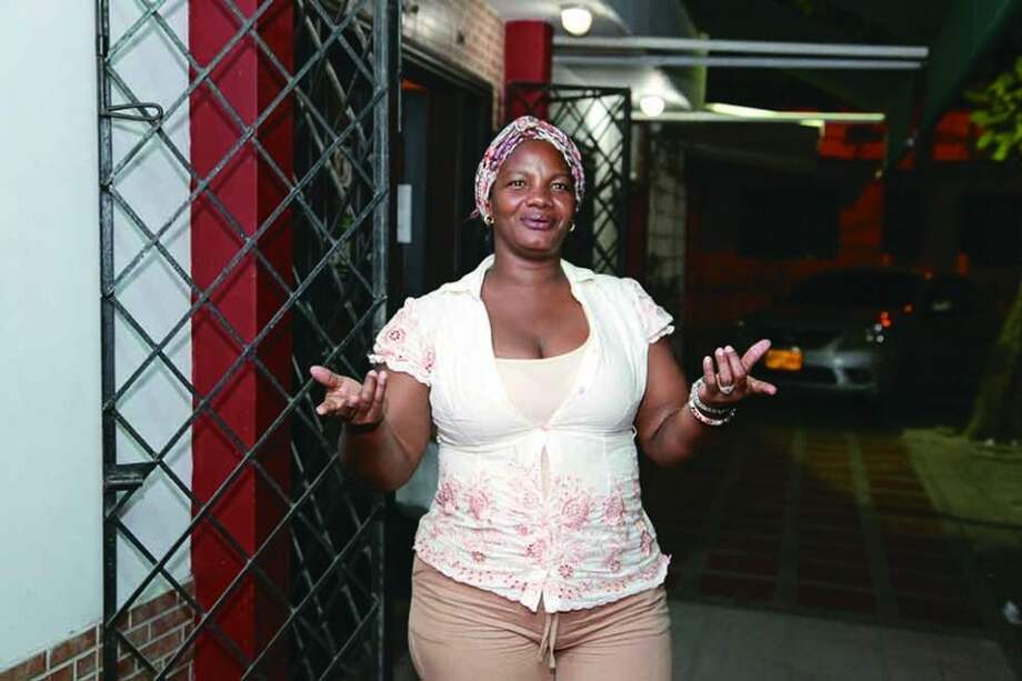 Basilia Pérez dice que una de las satisfacciones más grandes de los adultos mayores es aprender a escribir sus nombres. / Andrés Rozo