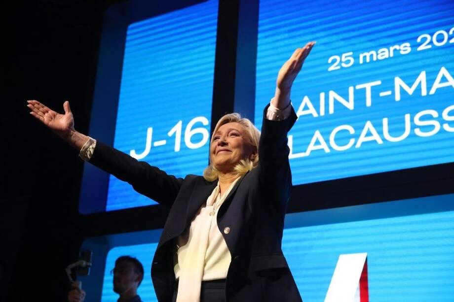 La candidata presidencial del partido de extrema derecha Rassemblement National (RN), Marine Le Pen, saluda a sus seguidores durante una reunión de campaña en Saint-Martin-Lacaussade.