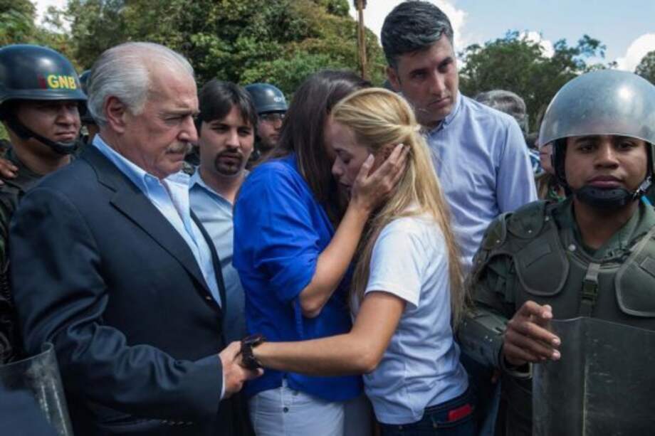 El expresidente Andres Pastrana junto a la líder de la oposición Maria Corina Machado acompañan a Lilian Tintori esposa del retenido Leopoldo Lopez. /AFP