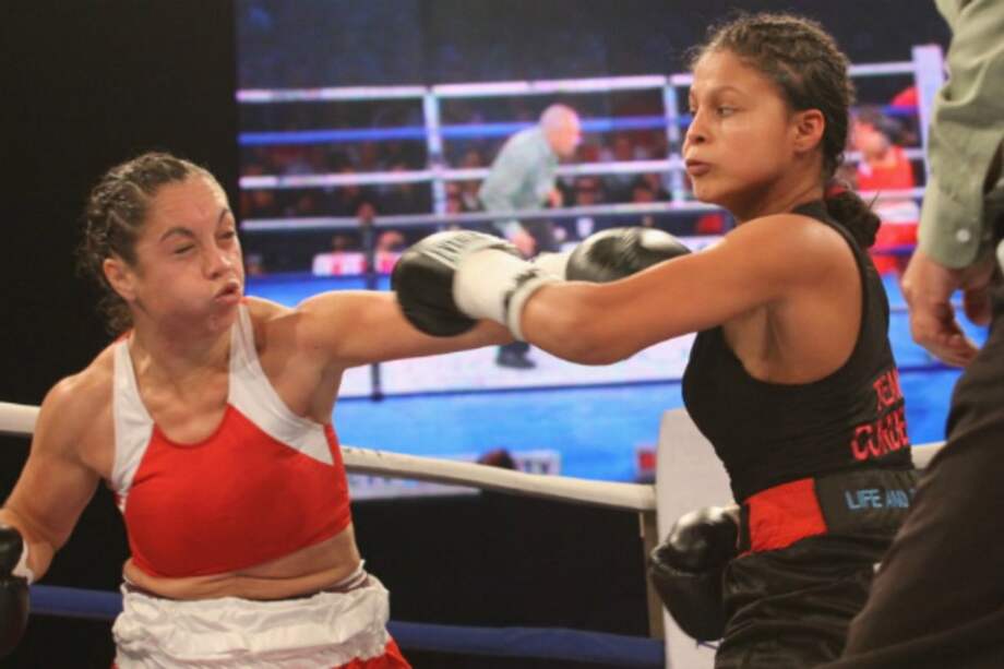 Foto: La boxeadora Dayana Cordero peleando de negro. boxeadorasargentinas.blogspot.com.