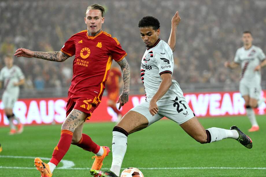 Rick Karsdorp (izq.) en acción con Amine Adli en el juego de ida entre Roma y Bayer Leverkusen por las semifinales de la Europa League.