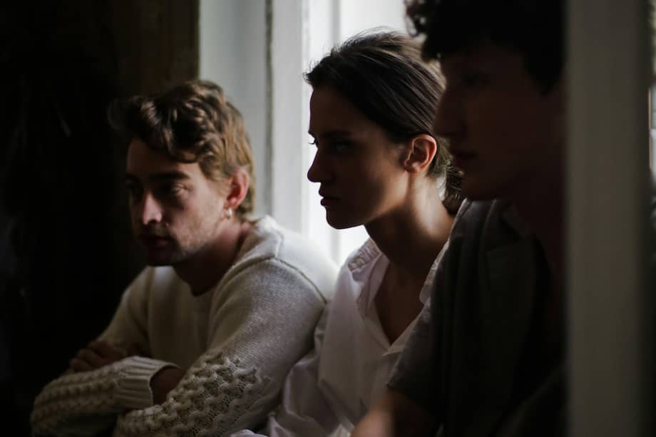 La monogamia unilateral es una relación en la que solo uno de los miembros de la pareja puede aventurarse más allá de la relación principal.