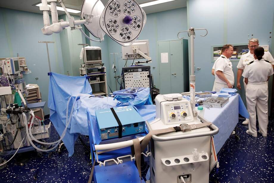 El buque para atención humanitaria de Estados Unidos, el USNS Comfort atiende en Turbo. / EFE