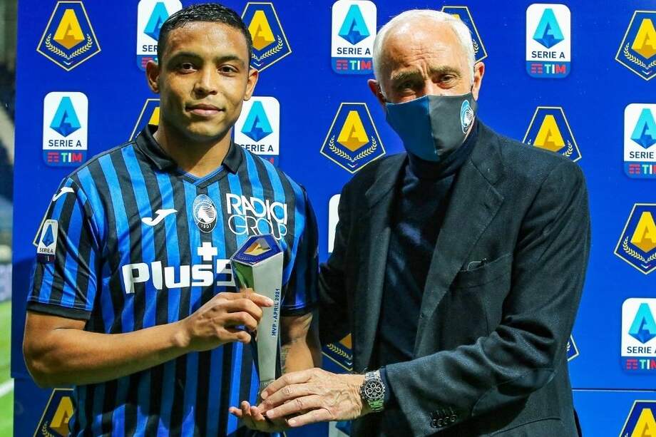 A Muriel le entregaron el premio de mejor jugador del mes en la Serie A antes de iniciar el partido.