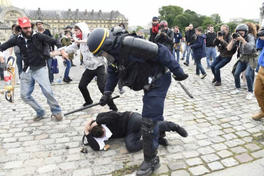 Fotografía de la manifestación que se llevó a cabo el martes en París contra una reforma laboral del gobierno, donde los enfrentamientos dejaron unos 40 heridos. / AFP