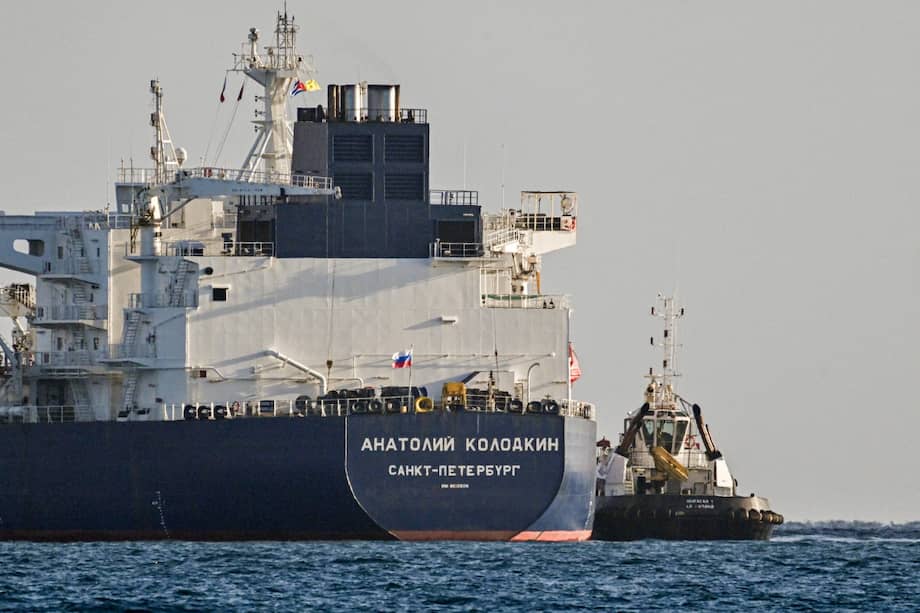 Un remolcador guía al petrolero ruso Anatoly Kolodkin a su llegada a la terminal petrolera en el puerto de Matanzas, en el noroeste de Cuba.