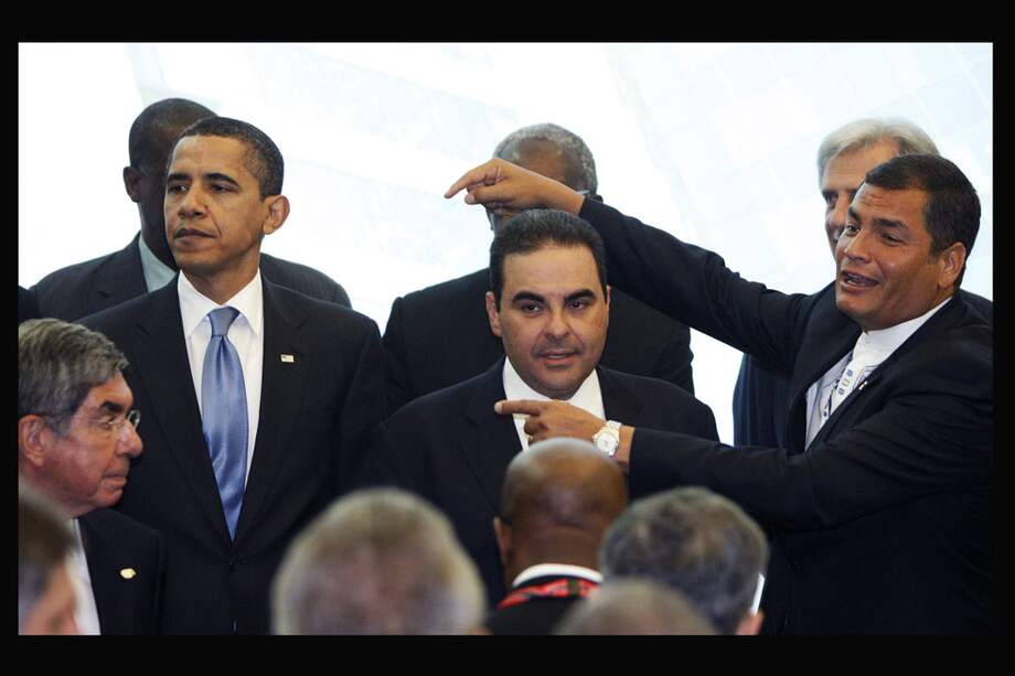 El presidente de Ecuador, Rafael Correa, señala al presidente de EE.UU., Barack Obama, durante la Cumbre de las Américas de abril de 2008. / AFP