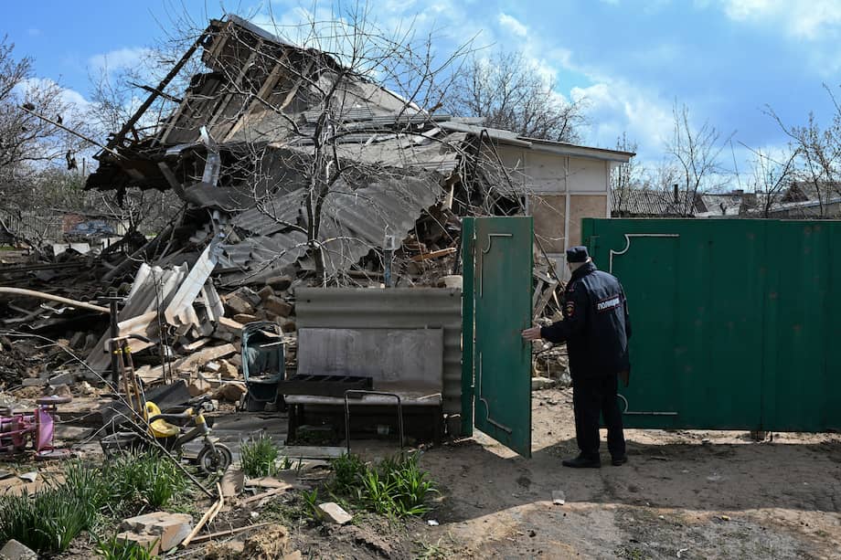 Un agente de la policía rusa inspecciona una casa destruida tras un ataque aéreo en Yasynuvata, en la región de Donetsk controlada por Rusia, en Ucrania, el 11 de abril de 2026.