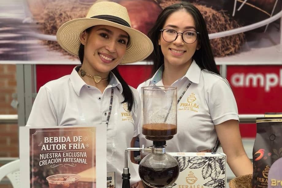 Alejandra Arteaga es la creadora de Feraléa Coffee, aquí la acompaña Elizabeth Vargas en una muestra del producto de autor.