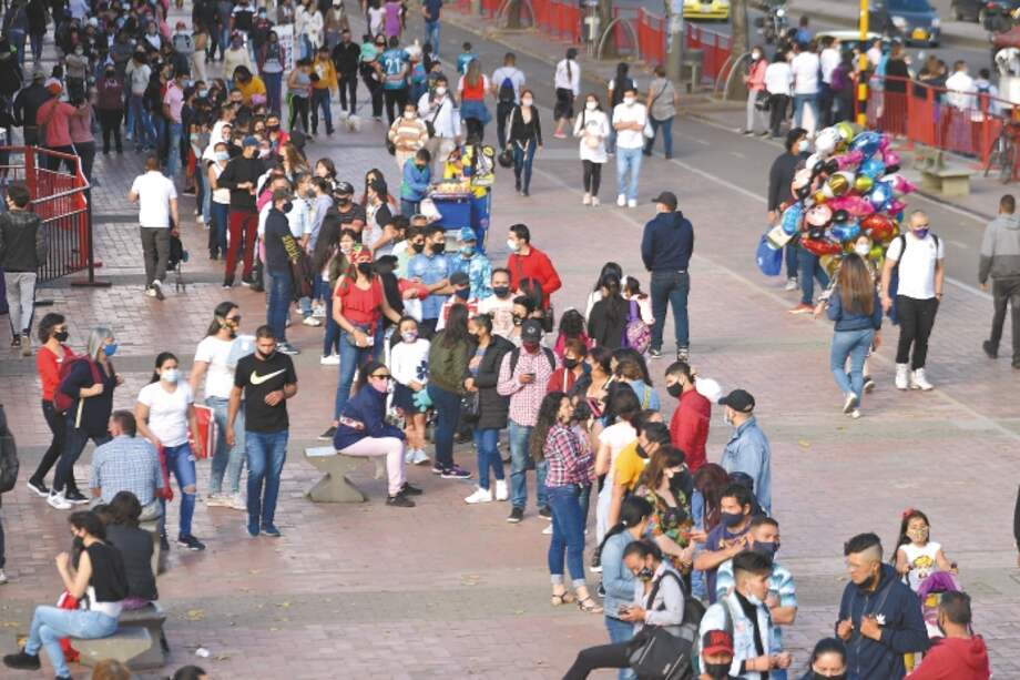 Las aglomeraciones y las reuniones han aumentado los casos de contagio y las muertes por COVID-19 en Bogotá.