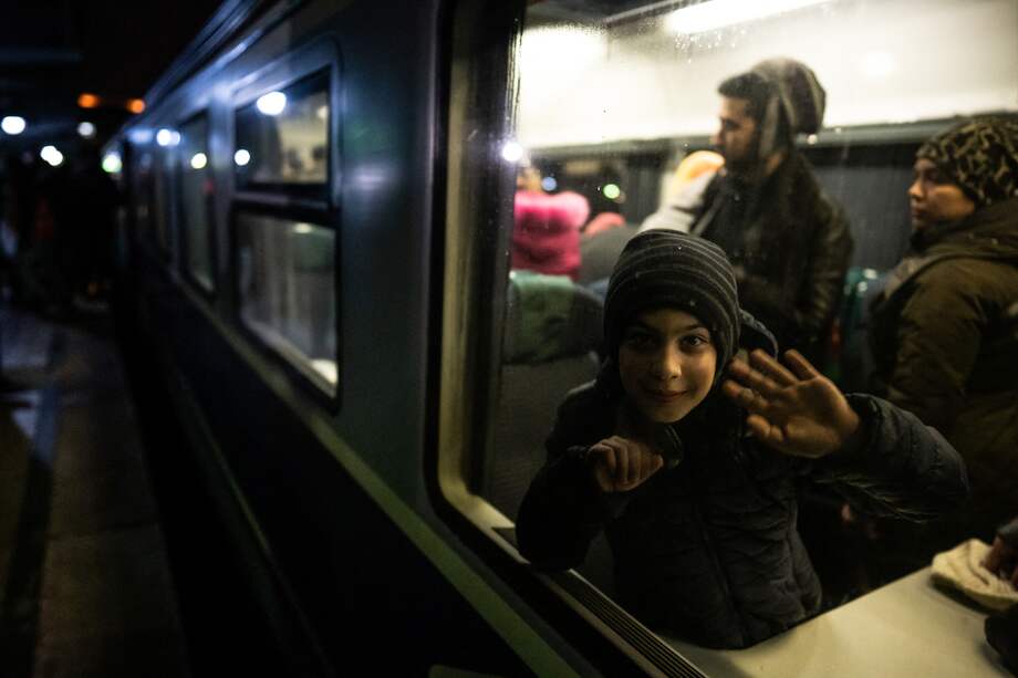 En la imagen: un niño refugiado ucraniano, saludando a la cámara, en la estación de tren de Bucarest, Rumania.