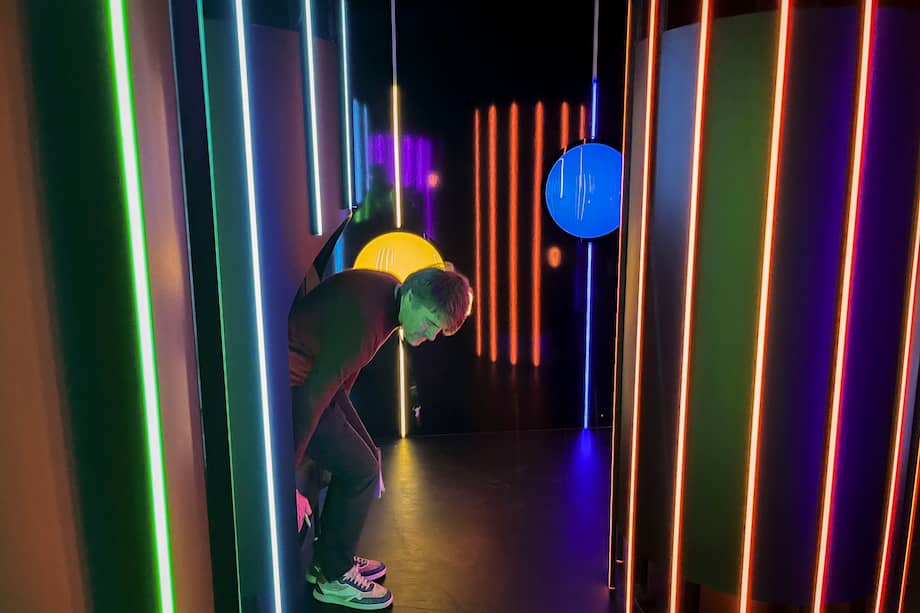 Imagen de referencia del novedoso Museo de las Realidades Infinitas de Bruselas. donde principios, miedos y preferencias son los protagonistas de un recorrido virtual interactivo que analiza la conducta de cada espectador, poniéndole a prueba con una suerte de yincana psicológica que une filosofía y ética con ciencia-ficción. EFE/ Bruno Fortea