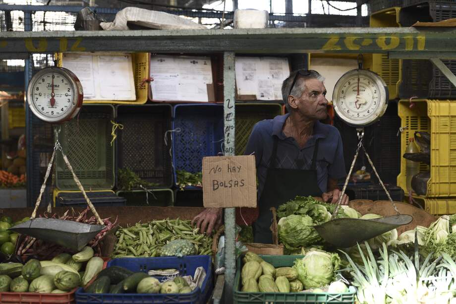 Un comerciante en el mercado Quinta Crespo, de Caracas, el pasado mes de junio. / Bloomberg News.
