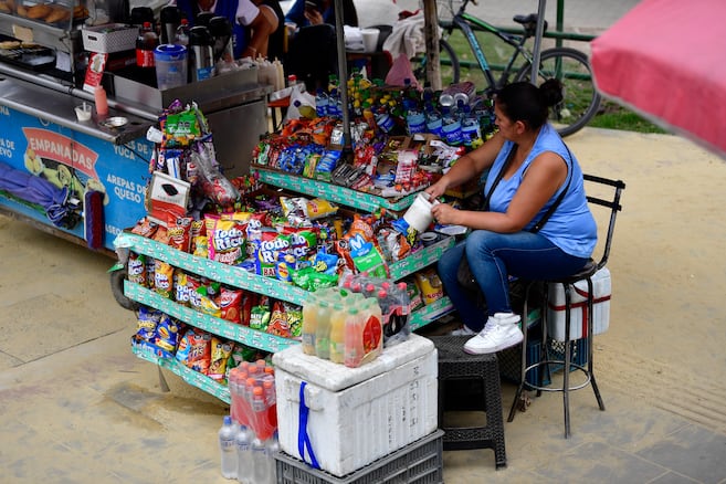Mujeres vendedoras informales recibirán hasta el 75 % de un salario mínimo para estudiar