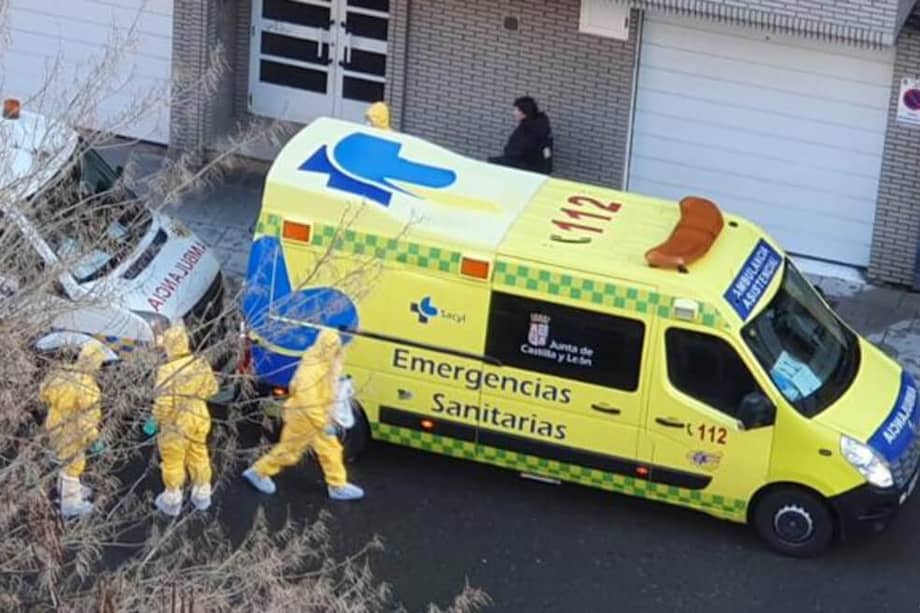 El pasado fin de semana se inició un "aplaustón" para felicitar a los nuevos héroes españoles, los médicos. / Twitter: @Leonoticias