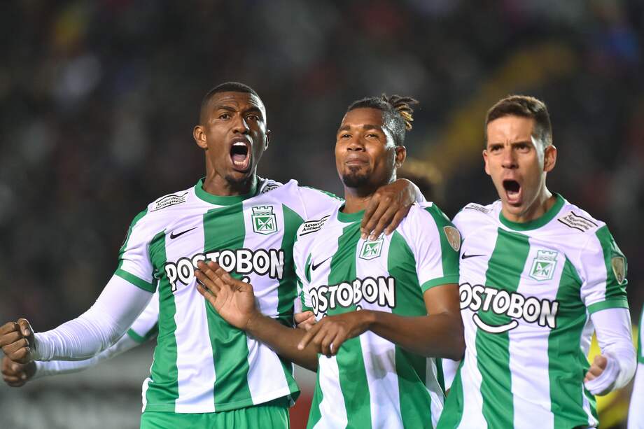 Danovis Banguero (centro) celebra con sus compañeros el gol que anotó en la victoria frente a Melgar.