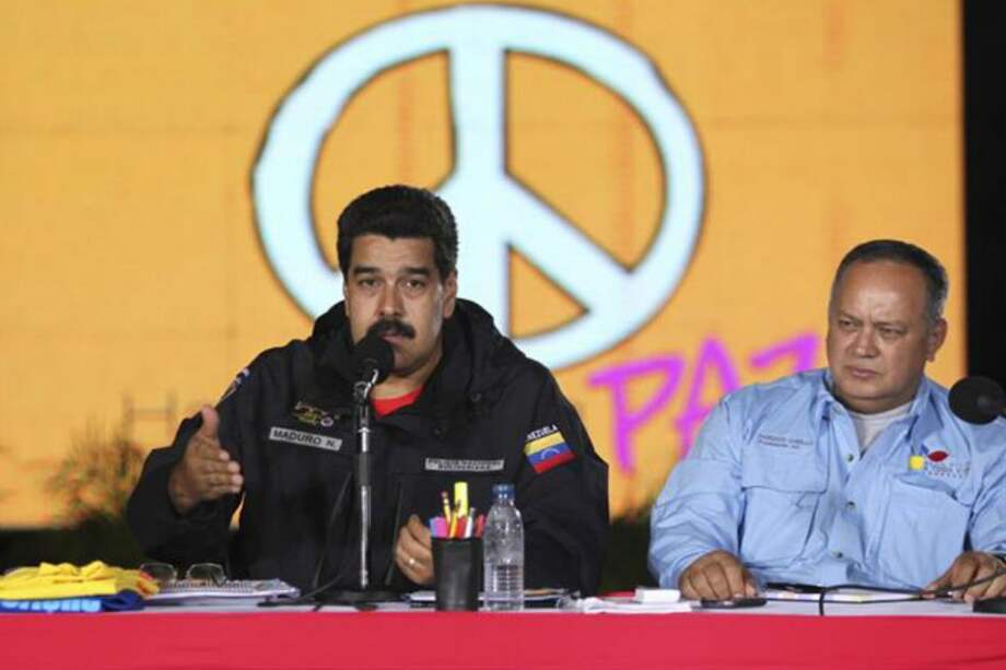 Maduro dice que atacará el paramilitarismo que le "enviaron desde Colombia"