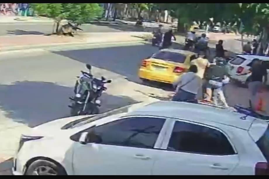 Cámaras de seguridad grabaron el momento en que un hombre fue subido por la fuerza a un taxi en Santa Marta. La rápida reacción de la Policía evitó el presunto secuestro.