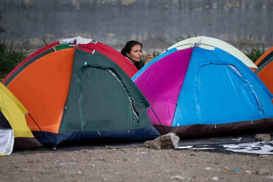 Una persona espera junto a carpas frente a la cárcel El Rodeo este martes, en Zamora (Venezuela).