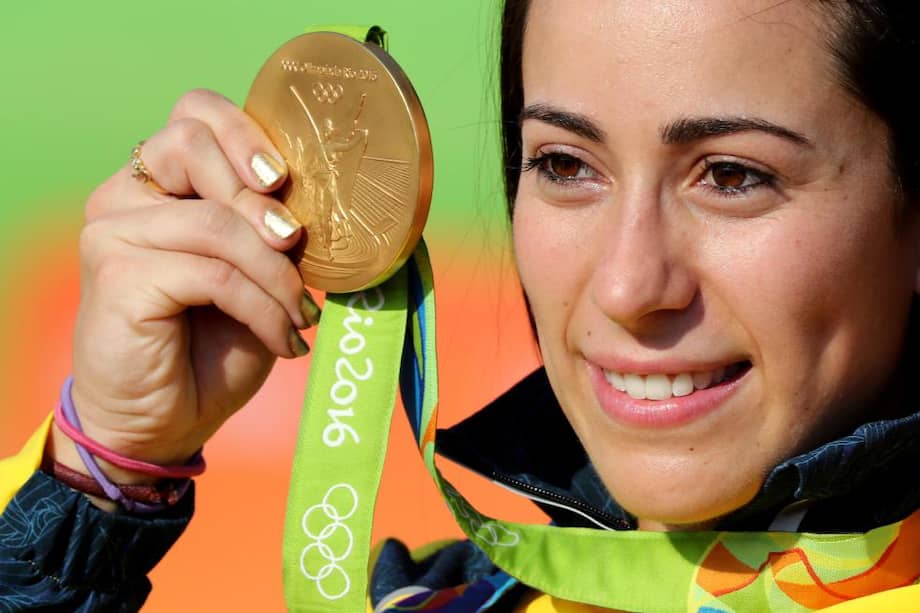 La antioqueña Mariana Pajón muestra orgullosa su medalla de oro, la segunda olímpica en su cuenta personal. / EFE