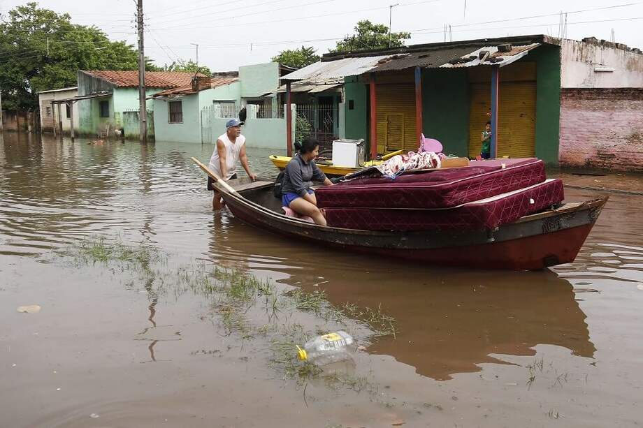 Los habitantes del Bañado Sur, una de las zonas de Asunción golpeadas por las inundaciones del río Paraguay, desconfían de las soluciones del Gobierno ante este problema cíclico, que ha obligado a la Junta Municipal a declarar el estado de emergencia. / EFE