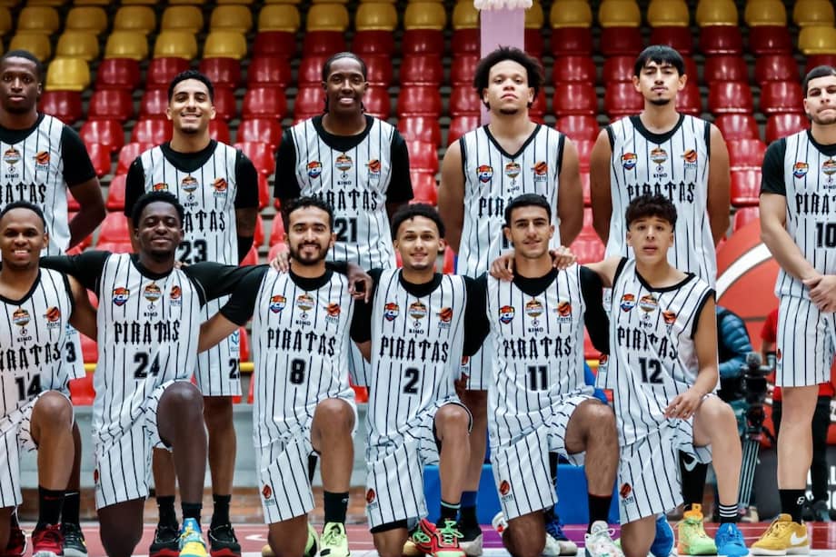 Los jugadores de Piratas de Bogotá, en el Coliseo Cubierto El Salitre.