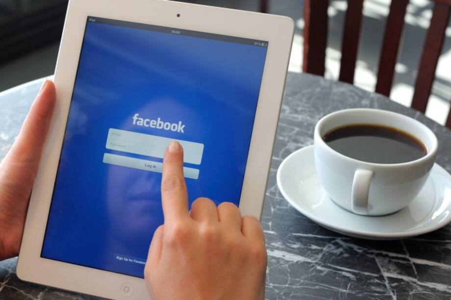 Dedo señalando facebook