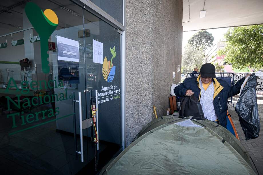 Desde el fin de semana empezaron a llegar a la ciudad organizaciones campesinas de varios de los departamentos del país que históricamente se han visto golpeados por el conflicto y su relación con el agro y las tierras como Cauca, Tolima, Atlántico, Antioquia y Huila, entre otros.