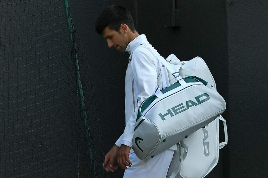 Novak Djokovic se retiró de Wimbledon por problemas en el codo. / AFP