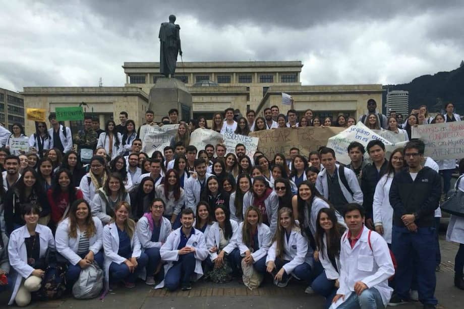 Protesta de residentes médicos en la Plaza de Bolívar el pasado 25 de abril. / @RouseBarreto / Twitter