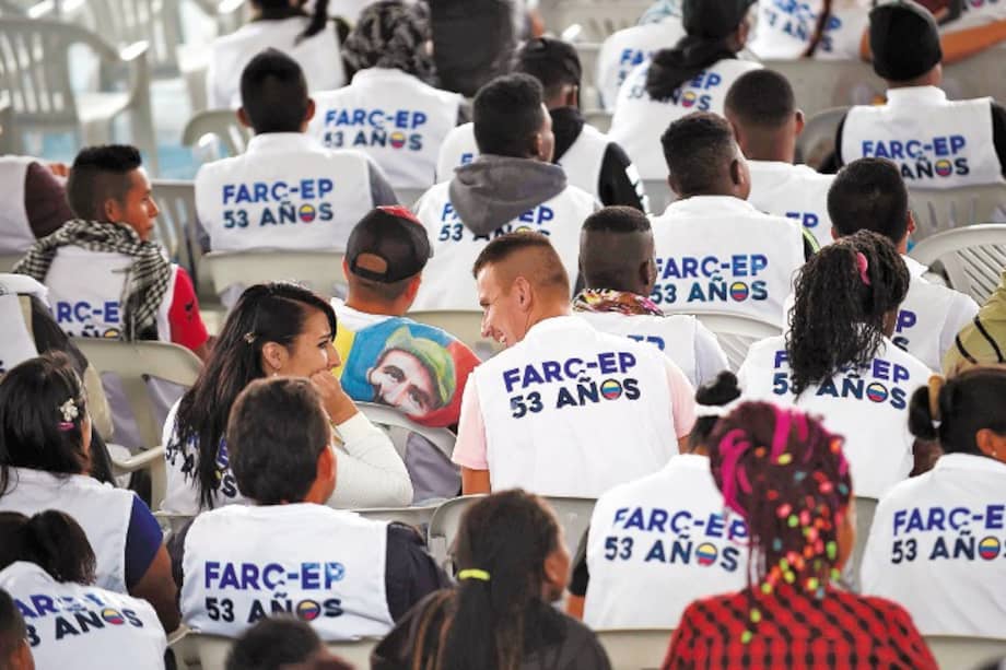 Miembros de las Fuerzas Armadas Revolucionarias de Colombia (Farc) asisten a una ceremonia como parte del proceso de paz en Buenos Aires, departamento de Cauca (Colombia), el 13 de junio de 2017.