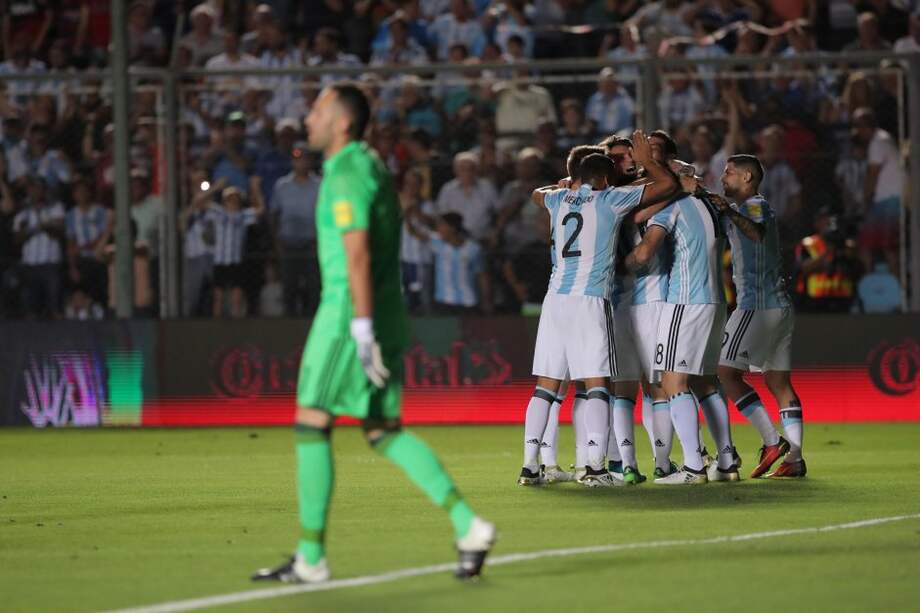 Los jugadores argentinos celebran ante el desconsuelo del arquero David Ospina, en el partido que ganaron 3-0 los albicelestes en San Juan. / EFE