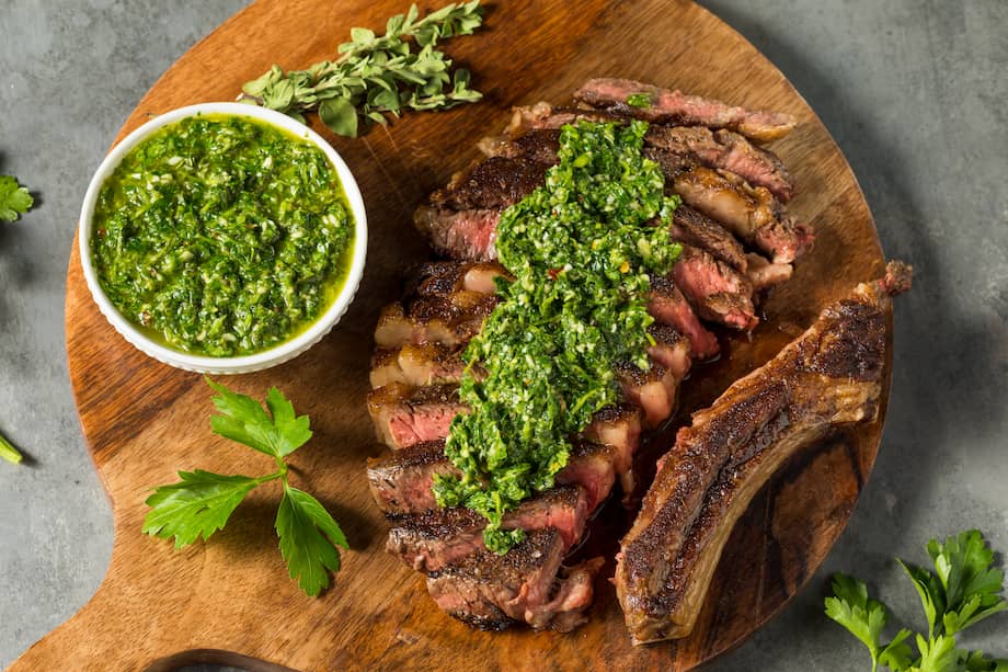 El chimichurri es un exponente de la gastronomía latinoamericana que funciona como aderezo para tus más ricas preparaciones.