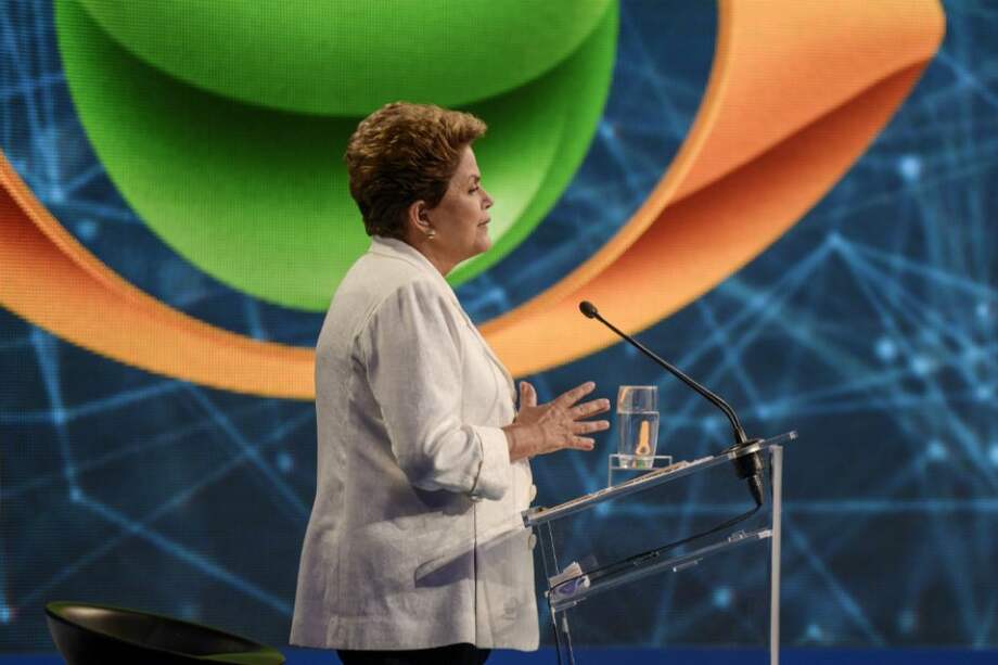La presidenta Dilma Rousseff enfrenta problemas en varios frentes. / Bloomberg News