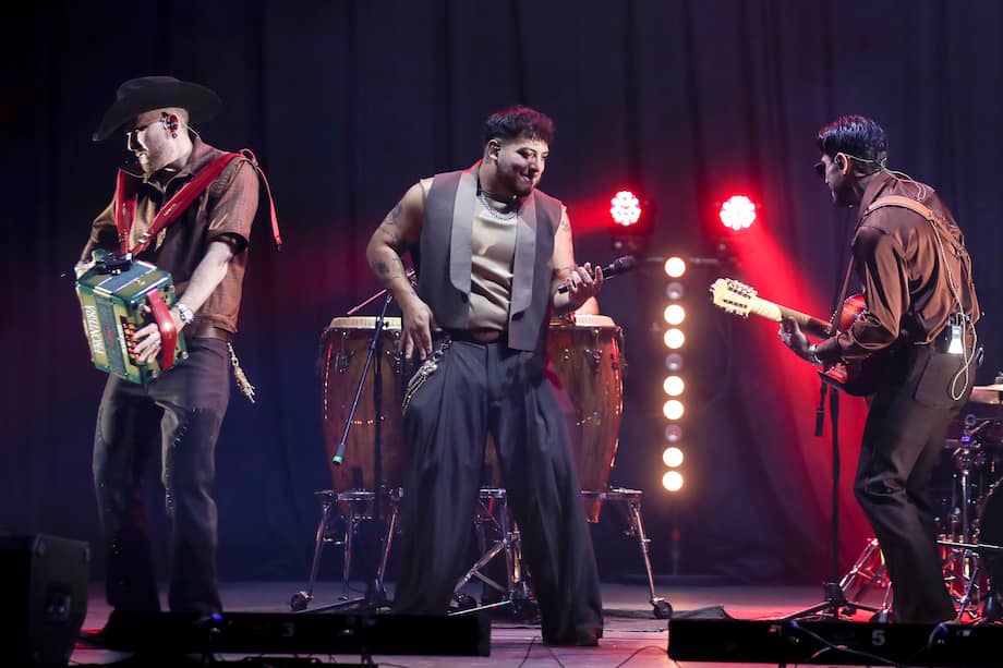 Grupo Frontera llega a Bogotá con su tour “Triste pero bien c*brón”, en una noche pensada para cantarle al desamor.