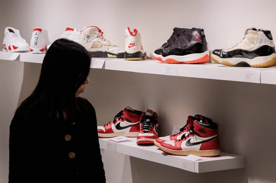 Un visitante en una tienda donde hay un par de Air Jordan 1 originales de 1985, usadas y firmadas por Michael Jordan, que se estima que se venderán por más de 200.000 dólares.