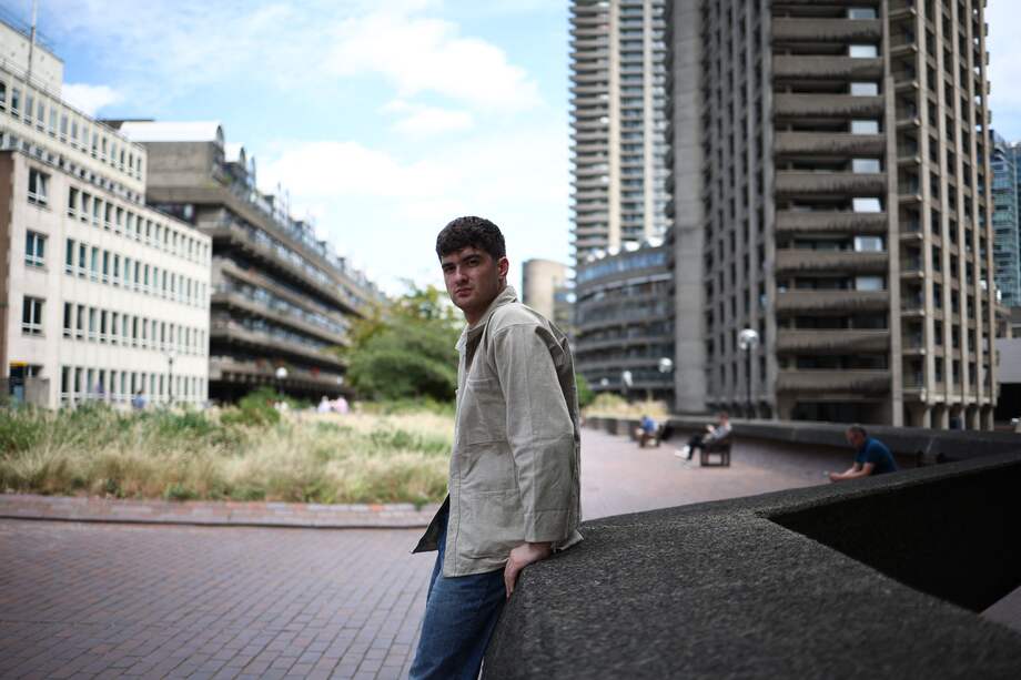 Gabriel Shemirani, hijo de la influencer de salud Kate Shemirani, a quien él y su hermano culpan por la muerte de su hermana después de que ella rechazara el tratamiento convencional para el cáncer.