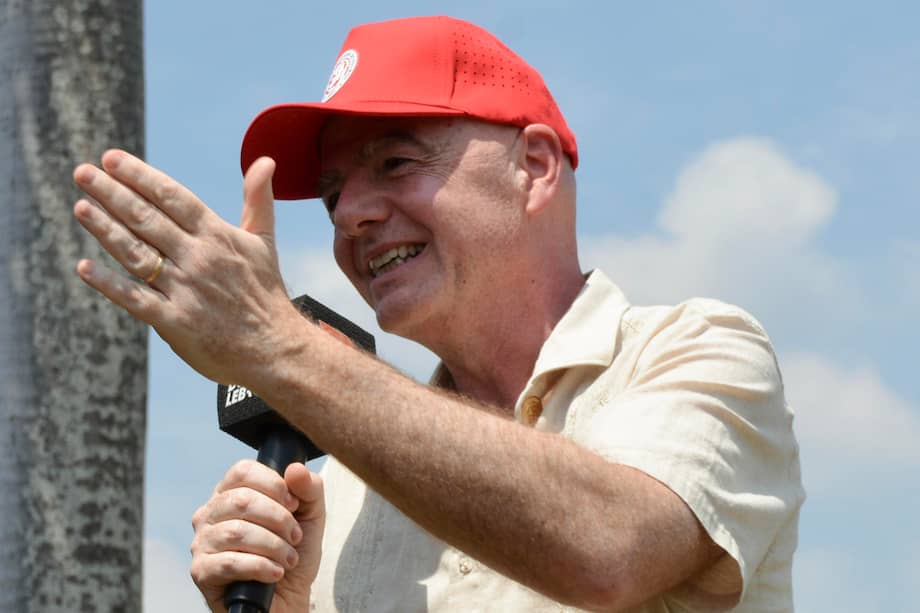 The Telegraph asegura que una empleada de la UEFA habría sido ascendida durante la presunta relación con el actual presidente de la FIFA y posteriormente habría recibido una indemnización de seis cifras. Infantino negó rotundamente las acusaciones.
