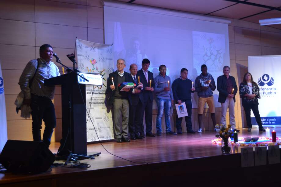 El padre Francisco de Roux en compañía de voceros de organizaciones sociales e hijos de líderes asesinados. / Cortesía prensa Colectivo José Alvear Restrepo.