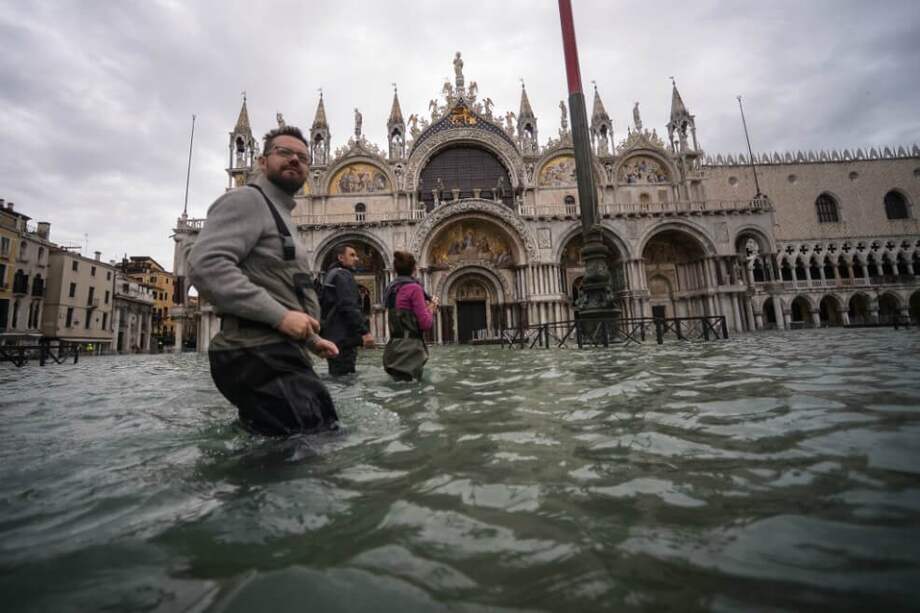 El martes, la ciudad vivió sus peores inundaciones en 53 años, cuando llegó a 187 cm, un nivel solo superado el 4 de noviembre de 1966, cuando el agua alcanzó los 194 cm. / AFP