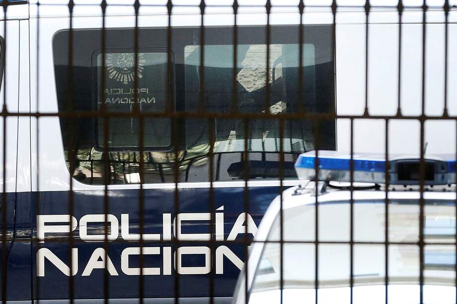 Un furgón policial lleva a un centro de menores al presunto homicida de 15 años que mató a su familia en Elche después de que éste prestase declaración ante el fiscal de Menores este domingo en los juzgados de Alicante.