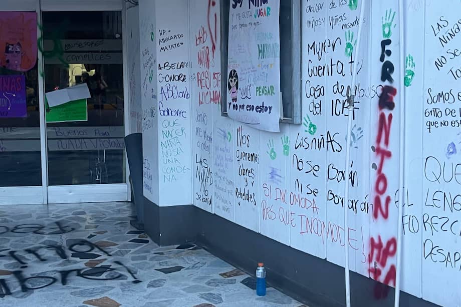 Así quedaron algunas paredes tras la protesta que cuestionó el lenguaje utilizado por el ICBF para referirse a niñas, niños y adolescentes.