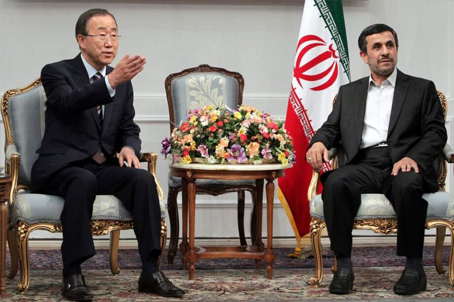 El presidente de Irán, Mahmud Ahmadineyad (d), conversa con el secretario general de Naciones Unidas, Ban Ki-moon. Foto: EFE