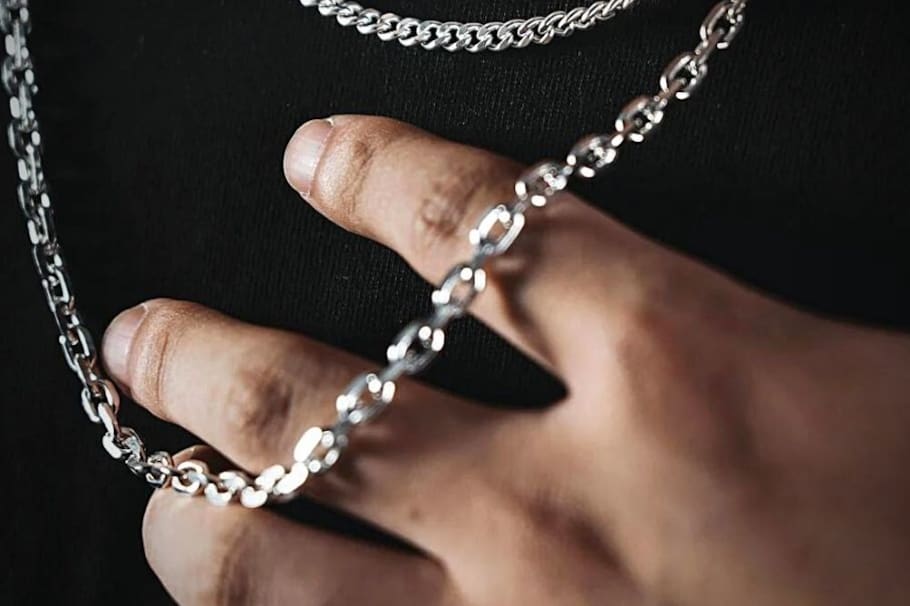 Las cadenas de plata son accesorios que destacan por su elegancia y versatilidad, pero para mantener su brillo y belleza es necesario realizar una limpieza adecuada.