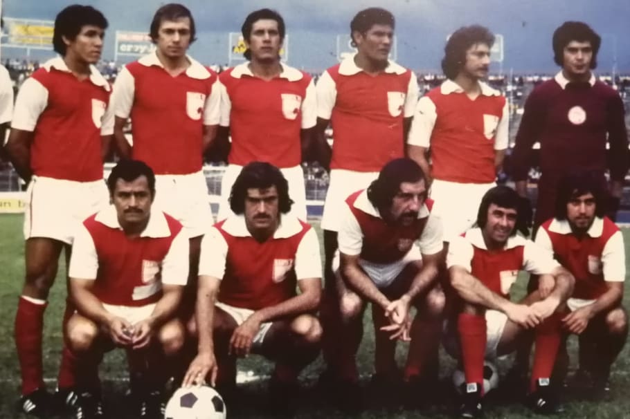 Santa Fe campeón y Millonarios, de nuevo, subcampeón en 1975. El equipo: Óscar Bolaño, Darío López, Bernardo Chía, Rafael "el guajiro" Pacheco, José Antonio Tébez y Luis Gerónimo López. Abajo: Alfonso Cañón, José Ernesto Díaz, Carlos Alberto Pandolfi, Leonardo Recúpero y Óscar "Papi" Mejía.