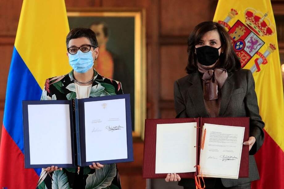 La ministra española de Asuntos Exteriores, Arancha González Laya (i), posa junto a la canciller colombiana, Claudia Blum.