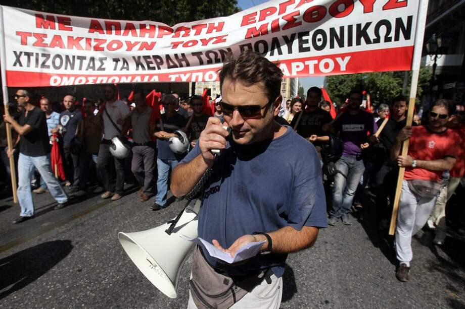 Trabajadores griegos se manifiestan durante la jornada de 24 horas de huelga general convocada por las principales confederaciones sindicales del país en contra de los nuevos recortes que prepara el Gobierno del conservador Andonis Samarás. Foto: EFE